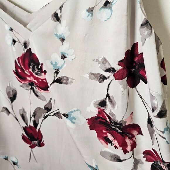 NWT WHITE HOUSE BLACK MARKET V NECK FLORAL TANK TOP SIZE MEDIUM - Picture 7 of 13